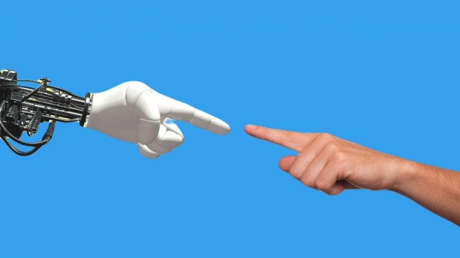 vor einem hellblauen Hintergrund von links eine Roboterhand mit ausgestrecktem Zeigefinger, von rechts eine menschliche Hand mit ausgestrecktem Zeigefinger, die beiden Finger berühren sich fast in der Bildmitte