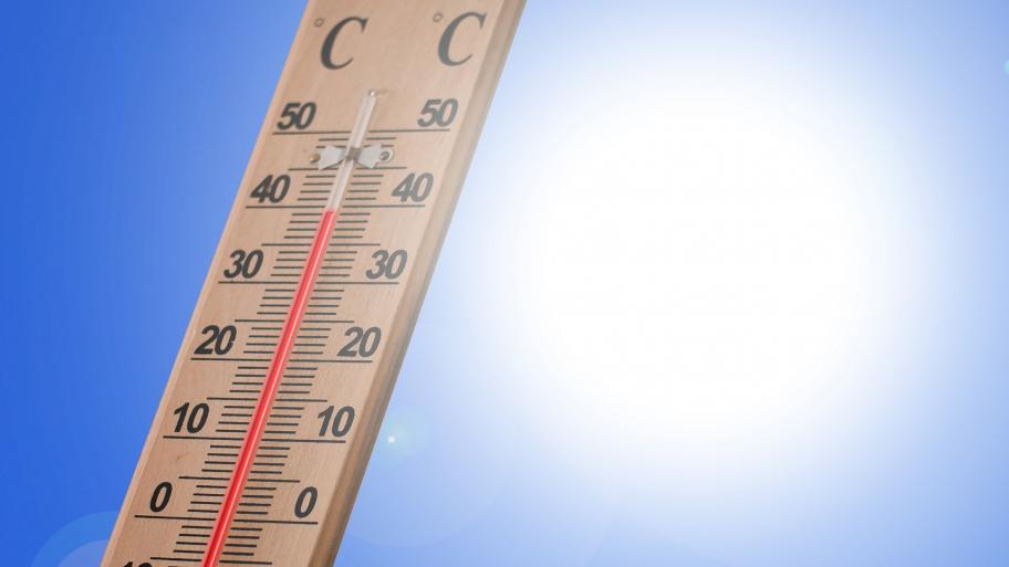 Ein Thermometer zeigt 40 °C an. Im Hintergrund ist die Sonne zu sehen. 