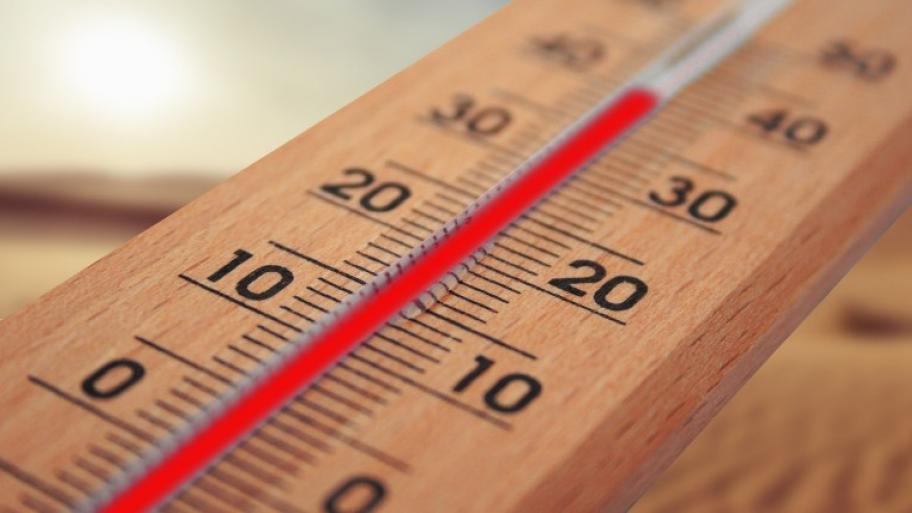 ein hölzernes Thermometer, die rote Temperatursäule zeigt 40 Grad Celsius an