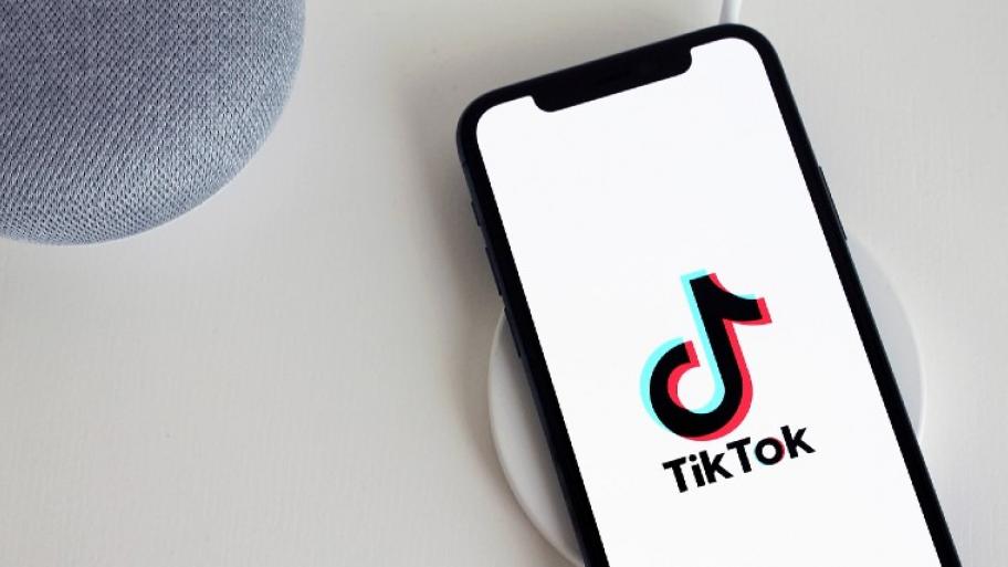 Ein Smartphone mit dem TikTok Symbol und ein Lautsprecher