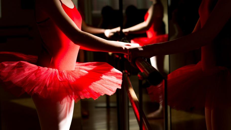 Zu sehen ist eine Ballerina in einem roten Tutu.