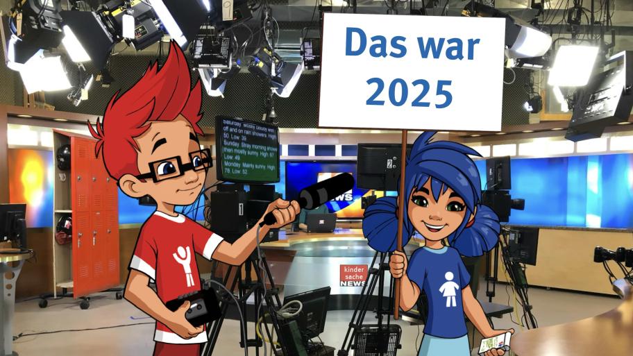 Leo und Lupe in einem Nachrichtenstudio. Leo hält ein Schild auf dem "Das war 2025" steht.