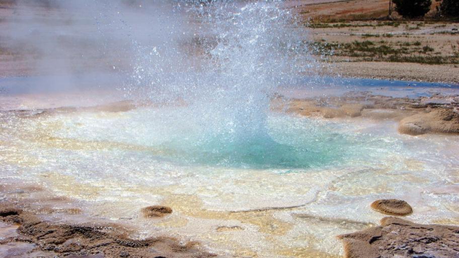 Geysir mit kleiner Wasserfontäne