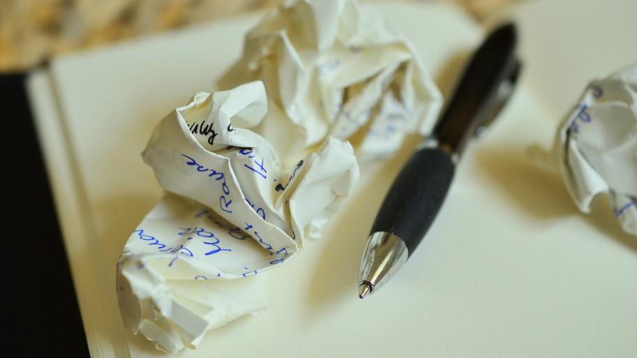 Zerknülltes Papier und Kugelschreiber