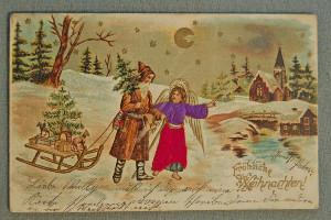 eine alte Weihnachts-Postkarte, auf der der Weihnachtsmann und das Christkind gemeinsam durch eine verschneite Winterlandschaft gehen, einen mit Geschenken beladenen Schlitten hinter sich herziehend, im Hintergrund ein kleines Dorf mit Kirche und Wohnhäusern