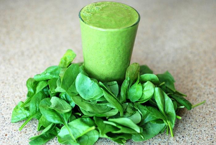 Grüner Smoothie und loser Spinat 