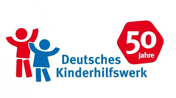 das Logo vom Deutschen Kinderhilfswerk in blau und rot mit dem Jubiläumszusatz 50 Jahre in weiß auf rotem Grund