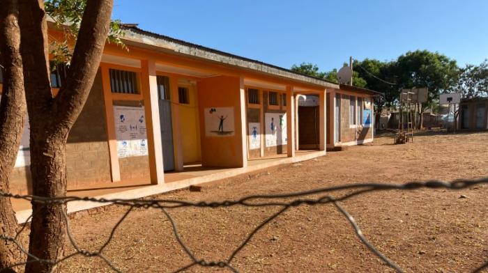 Das Schulgebäude in einem Flüchtlingscamp in Tigray in Äthiopien (Nordafrika): ein ebenerdiges, langezogenes Gebäude, davor ein Sandplatz