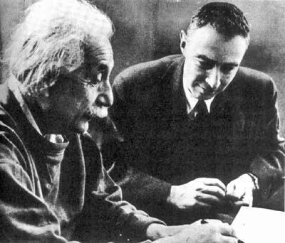 Schwarz-weiß-Bild: Einstein und Oppenheimer