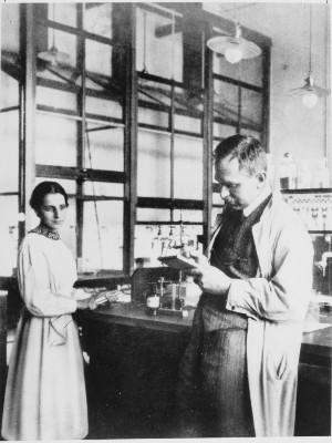 Schwarz-weiß-Bild: Lise Meitner und Otto Hahn im Labor