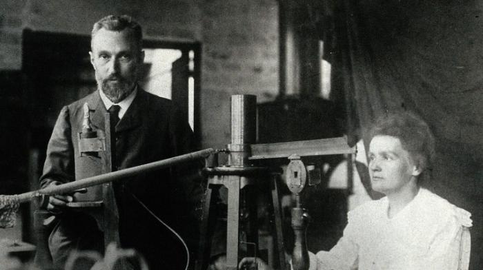 Schwarz-weiß-Bild: Marie Curie und Pierre Curie im Labor