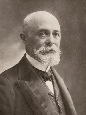 Schwarz-weiß-Porträt von Mann mit kahlem Kopf und weißem Bart