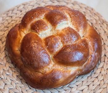 ein rundes Challah-Brot
