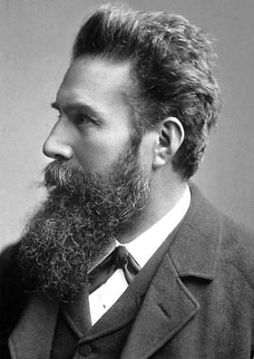 schwarz-weiß Porträt in der Seitenansicht von Wilhelm Conrad Röntgen, er trägt Anzug und hat einen längeren Bart