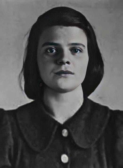 schwarz-weiß Porträt der Widerstandkämpferin Sophie Scholl, aufgenommen von der deutschen Geheimpolizei "Gestapo" am 18. Februar 1943
