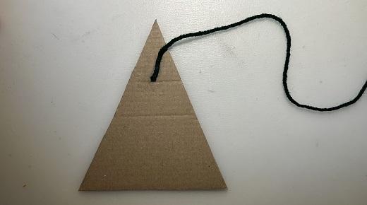 Papp-Dreieck mit grünem Faden