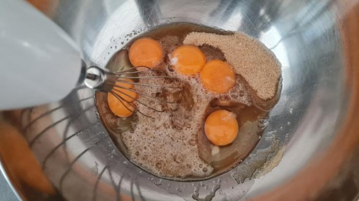 Eier, Zucker und Vanillezucker werden in einer Schüssel gemischt.