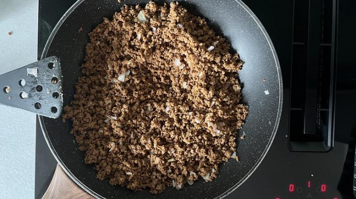 Hackfleisch in einer Pfanne mit Zwiebeln