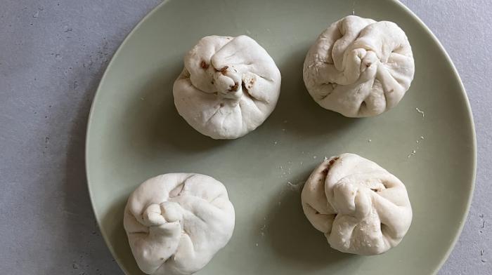 Vier fertig geformte runde Teigtaschen