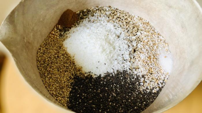 eine Rührschüssel gefüllt mit allen für dieses Rezept erforderlichen Zutaten