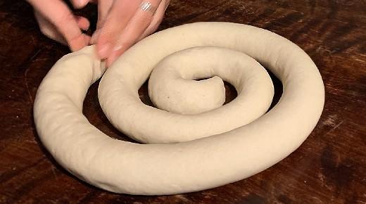Aus der Salzteig-Schlange wird eine Spirale geformt 