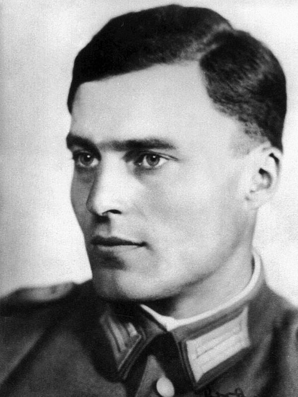 schwarz-weiß Porträt: Claus Schenk Graf von Stauffenberg in Uniform