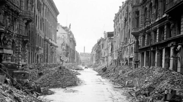schwarz-weiß Fotografie: ein zerstörter Straßenzug in Berlin nach Kriegsende