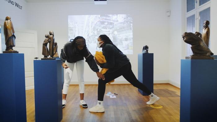 Zwei Mädchen im Museum zwischen Ernst-Barlach-Plastiken