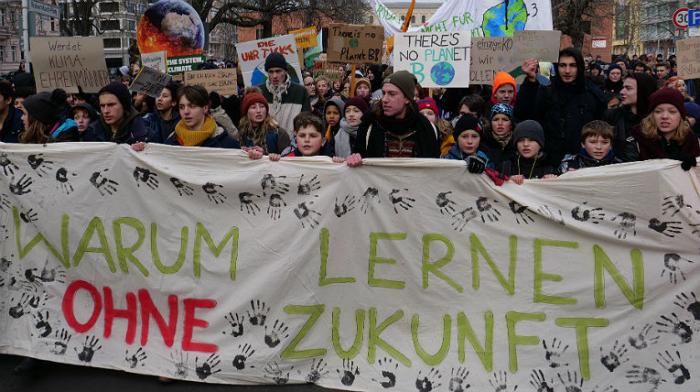 "Warum lernen ohne Zukunft" steht auf dem Banner demonstrierender Kinder.