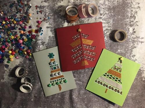 Drei Weihnachtskarten mit unterschiedlichen Baum-Motiven aus Washi Tape und Glitzersteinen