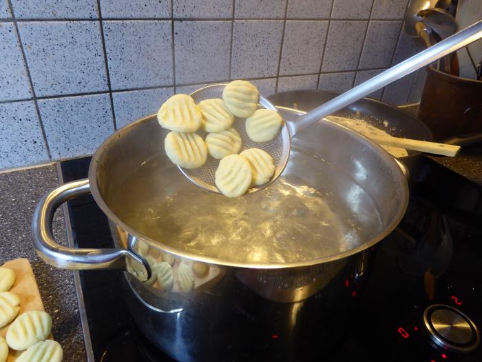 Gnocchi werden in kochendes Wasser gegeben