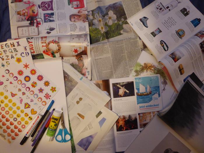Zeitungen, Kleber, Sticker, Schere, Stifte