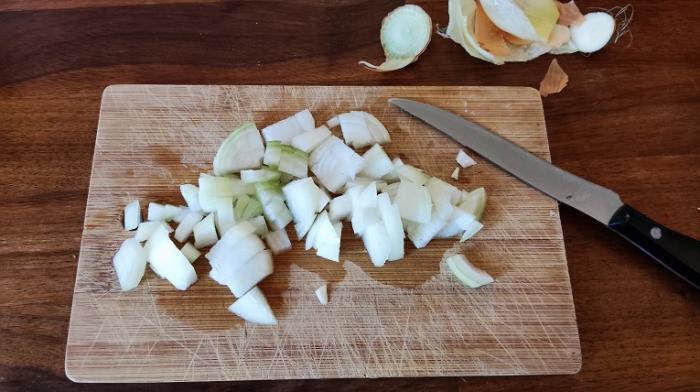 geschnittene Zwiebeln auf einem Schneidebrett