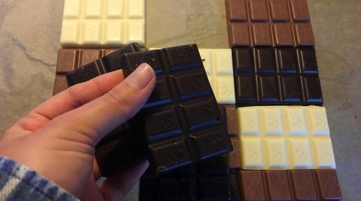 Schokoladentafeln werden in jeweils drei Teile gebrochen