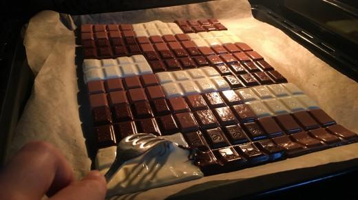Gabelprobe im Ofen, ob die Schokolade schon flüssig ist