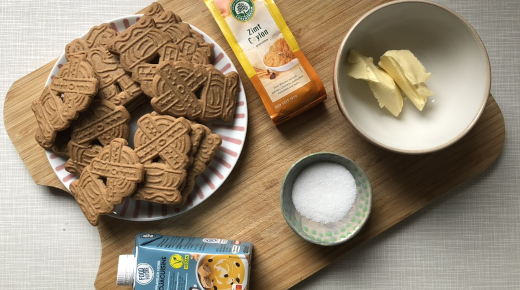 Spekulatius-Aufstrich alle Zutaten: Spekulatius-Kekse auf einem Teller, Margarine in einer Schale, Zucker in einer Schale, Sojasahne und Zimt verpackt