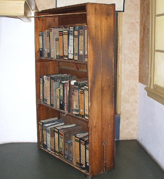 das Bücherregal, hinter dem sich der Eingang in das Versteck im Amsterdamer Hinterhaus von Anne Frank, ihrer Familie und anderen verbarg 