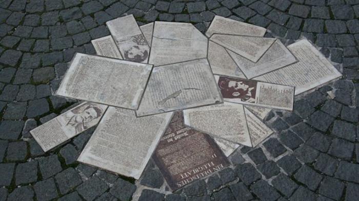 Gedenktafel-Collage für die Widerstandsgruppe "Weiße Rose" auf dem Geschwister-Scholl-Platz in München: in den Boden eingelassene Flugblätter, Fotos, Zeitungsmeldungen und Gerichtsurteile