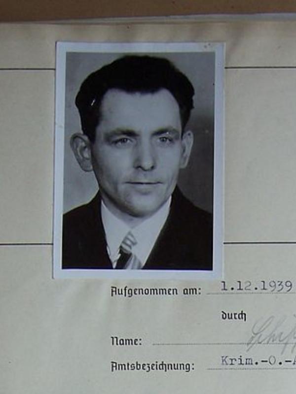 schwarz-weiß Porträt: Bild von Georg Elser aus der Akte der Geheimpolizei "Gestapo"