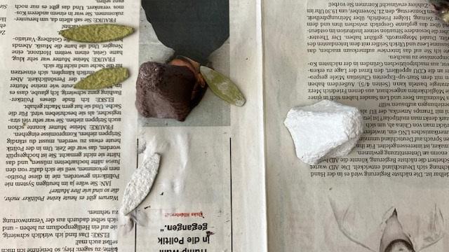 Die Eierkarton-Zipfel werden angemalt.