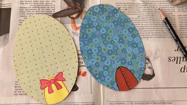 Auf das Papier werden die Oberkörper der Hasen gemalt.