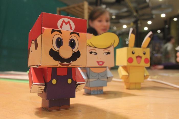 SuperMario und Prinzessin Elsa aus Papier