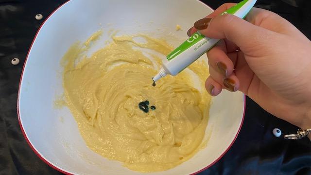 Der Teig wird mit grüner Lebensmittelfarbe eingefärbt.