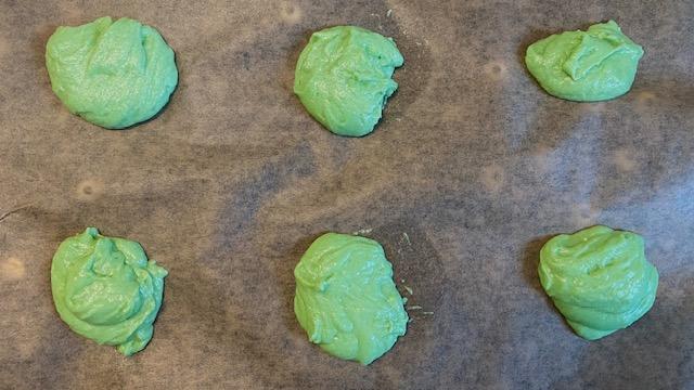 Der Teig wird in gleichgroßen Kleckse auf das Backblech gegeben.