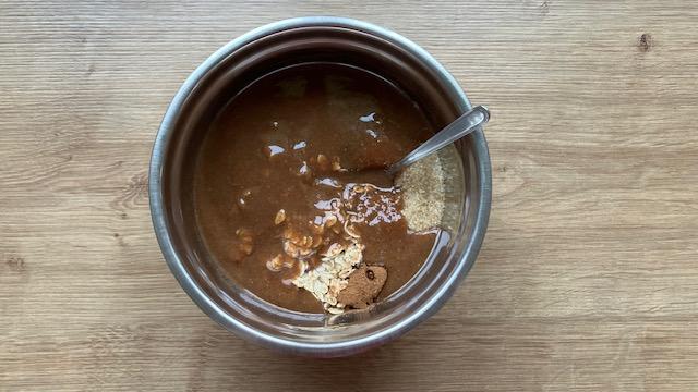 Die trockenen Zutaten werden mit der Mischung aus Nussmus, Öl und Ahornsirup vermischt.