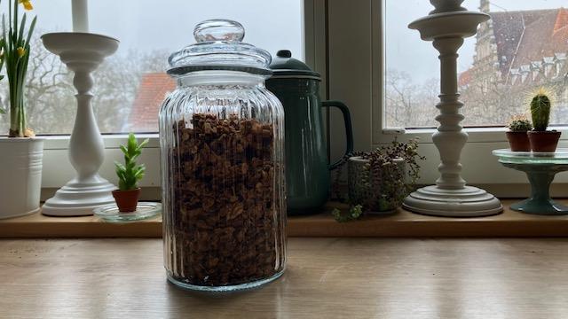 Das abgekühlte Müsli in einem luftdichtem Behälter.