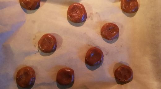 Schritt 3; kleine Kugeln liegen auf einem Backblech mit Backpapier bereit zum Backen