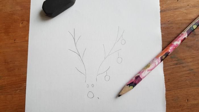 Weißen Blatt mit einer Rentiervorzeichnung aus Bleistift